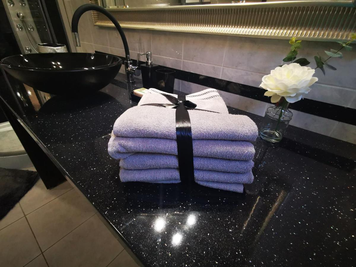 Luxury Basement In The Surrounding Of Budapest Apartment โมจเยอโรด ภายนอก รูปภาพ