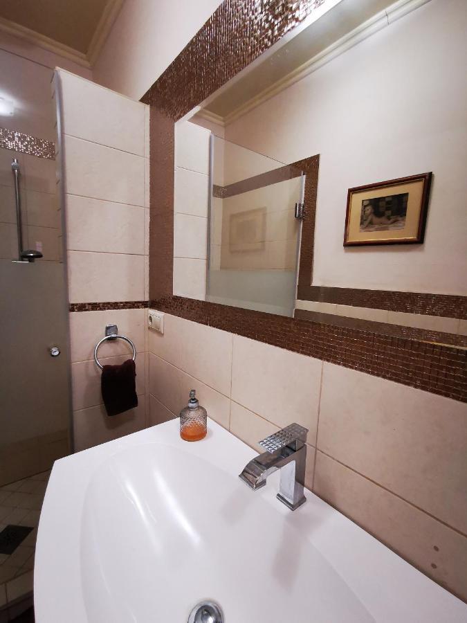Luxury Basement In The Surrounding Of Budapest Apartment โมจเยอโรด ภายนอก รูปภาพ