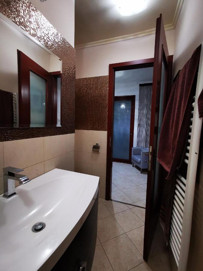 Luxury Basement In The Surrounding Of Budapest Apartment โมจเยอโรด ภายนอก รูปภาพ