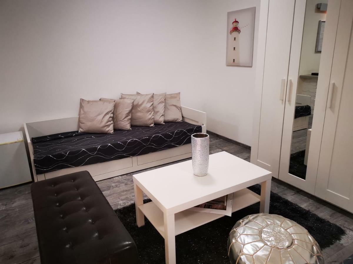 Luxury Basement In The Surrounding Of Budapest Apartment โมจเยอโรด ภายนอก รูปภาพ